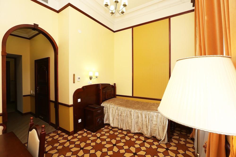 Garni Hotel Minsk Buitenkant foto