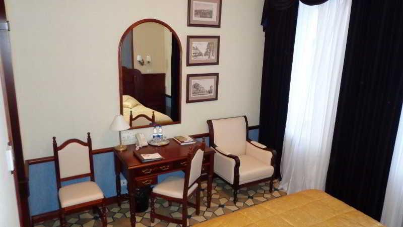 Garni Hotel Minsk Buitenkant foto